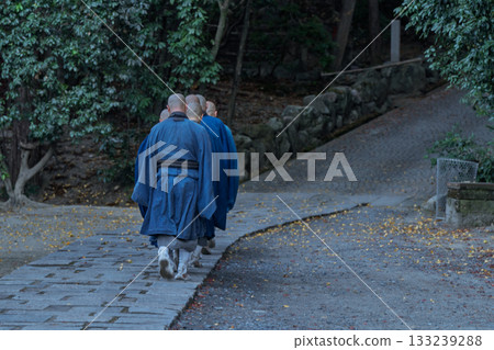 A photograph of a monk begging at Enpukuji Temple, a Rinzai sect temple in Yawata City, Kyoto Prefecture. 133239288