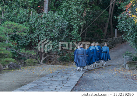 A photograph of a monk begging at Enpukuji Temple, a Rinzai sect temple in Yawata City, Kyoto Prefecture. A photograph of a monk begging at Enpukuji Temple, a Rinzai sect temple in Yawata City, Kyoto Prefecture. 133239290