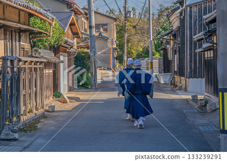 A photograph of a monk begging at Enpukuji Temple, a Rinzai sect temple in Yawata City, Kyoto Prefecture. 133239291