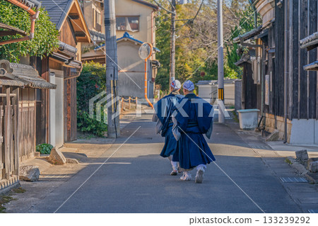 A photograph of a monk begging at Enpukuji Temple, a Rinzai sect temple in Yawata City, Kyoto Prefecture. A photograph of a monk begging at Enpukuji Temple, a Rinzai sect temple in Yawata City, Kyoto Prefecture. 133239292
