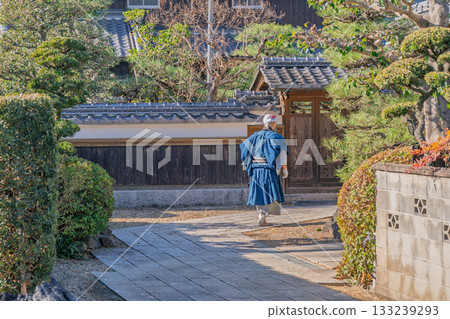 A photograph of a monk begging at Enpukuji Temple, a Rinzai sect temple in Yawata City, Kyoto Prefecture. A photograph of a monk begging at Enpukuji Temple, a Rinzai sect temple in Yawata City, Kyoto Prefecture. 133239293
