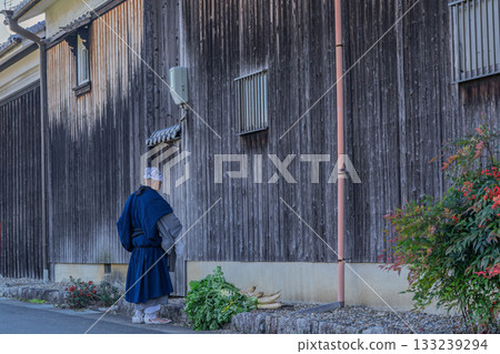A photograph of a monk begging at Enpukuji Temple, a Rinzai sect temple in Yawata City, Kyoto Prefecture. A photograph of a monk begging at Enpukuji Temple, a Rinzai sect temple in Yawata City, Kyoto Prefecture. 133239294