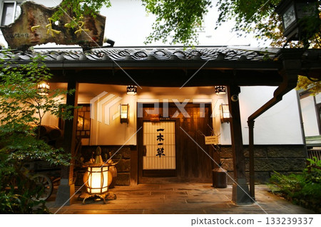 [Yamaga City, Hirayama Onsen: The entrance to the mountainside inn "Ichiboku Isso," a hot spring inn that was relocated and renovated from a Meiji-era sake brewery and teahouse] 133239337