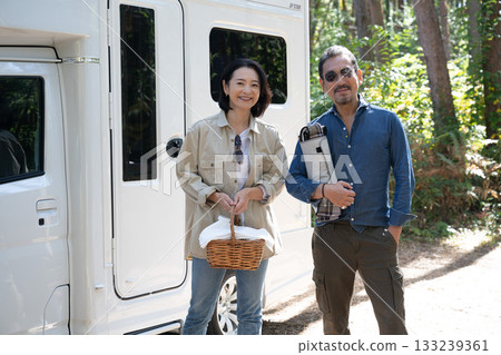 在山梨縣和八岳縣的露營地享受戶外時光。 在山梨縣和八岳縣的露營地享受戶外時光。 133239361