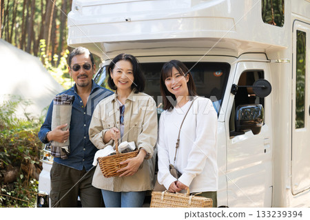 在山梨縣和八岳縣的露營地享受戶外時光。 在山梨縣和八岳縣的露營地享受戶外時光。 133239394