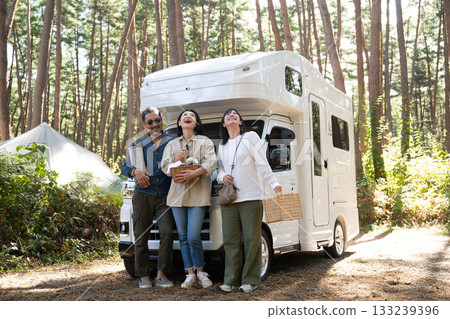 在山梨縣和八岳縣的露營地享受戶外時光。 在山梨縣和八岳縣的露營地享受戶外時光。 133239396