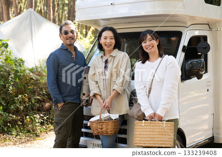 在山梨縣和八岳縣的露營地享受戶外時光。 133239408