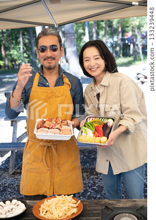 一家人在山梨縣八岳享受露營時光 一家人在山梨縣八岳享受露營時光 133239448