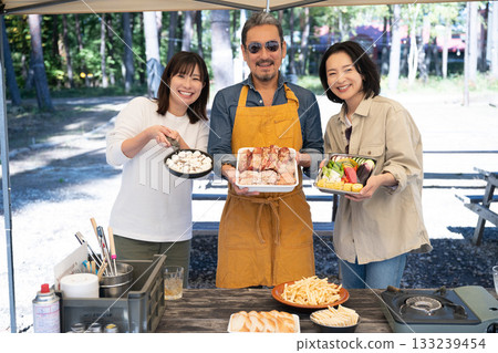一家人在山梨縣八岳享受露營時光 133239454