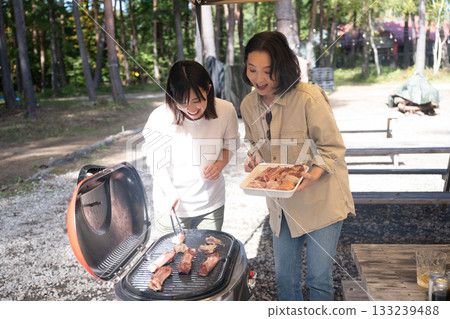 一家人在山梨縣八岳享受露營時光 一家人在山梨縣八岳享受露營時光 133239488