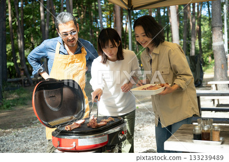 一家人在山梨縣八岳享受露營時光 一家人在山梨縣八岳享受露營時光 133239489