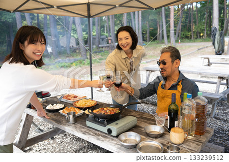 一家人在山梨縣八岳享受露營時光 133239512