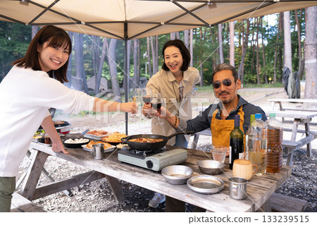 一家人在山梨縣八岳享受露營時光 133239515