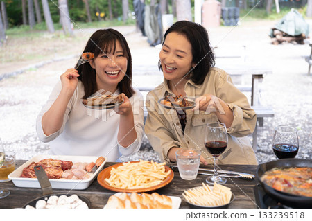 一家人在山梨縣八岳享受露營時光 一家人在山梨縣八岳享受露營時光 133239518