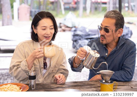 A family enjoying cooking at a campsite in Yatsugatake, Yamanashi A family enjoying cooking at a campsite in Yatsugatake, Yamanashi 133239997