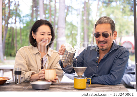 在山梨縣八岳的露營地,一家人正在享受烹飪的樂趣。 在山梨縣八岳的露營地,一家人正在享受烹飪的樂趣。 133240001