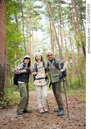 在山梨縣八岳的露營地，一家人正在享受烹飪的樂趣。 133240019