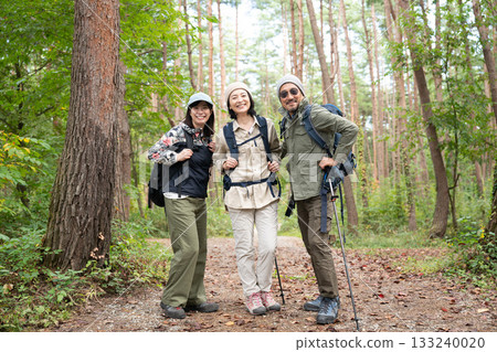 在山梨縣八岳的露營地，一家人正在享受烹飪的樂趣。 133240020