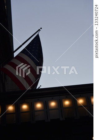 紐約，曼哈頓，黃昏時分，美國國旗懸掛在一家旅館上方。 133240724