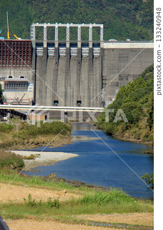 A scene of dam construction underway against the backdrop of a clear, blue autumn sky A scene of dam construction underway against the backdrop of a clear, blue autumn sky 133240948