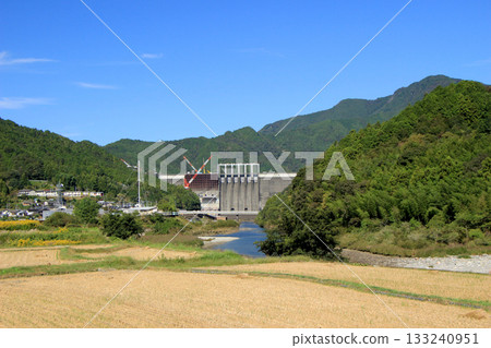 A scene of dam construction underway against the backdrop of a clear, blue autumn sky A scene of dam construction underway against the backdrop of a clear, blue autumn sky 133240951