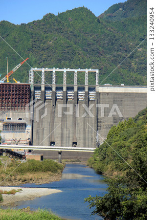 秋日晴空萬裡,大壩建設正在進行。 秋日晴空萬裡,大壩建設正在進行。 133240954