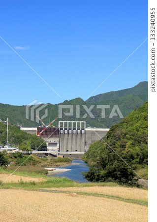 秋日晴空萬裡，大壩建設正在進行。 133240955