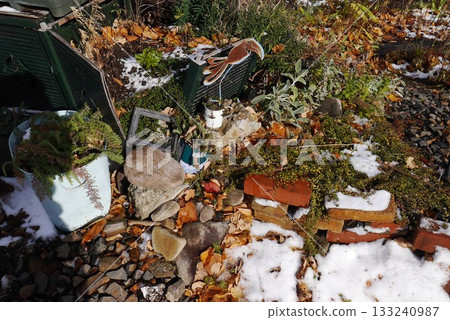 Winter garden where snow began to fall 133240987