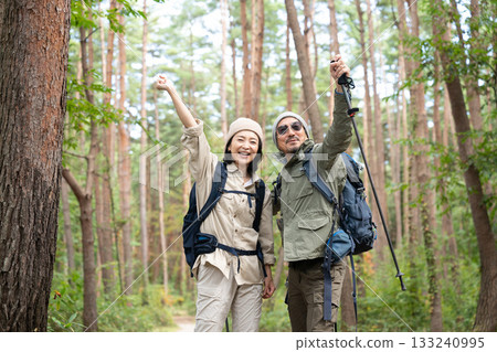 一對情侶在山梨縣八岳徒步旅行 一對情侶在山梨縣八岳徒步旅行 133240995
