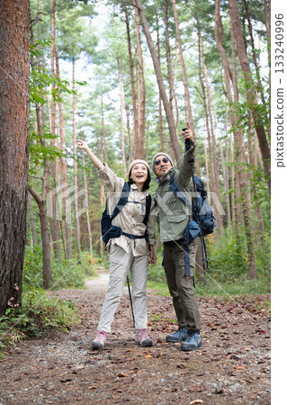 A couple hiking in Yatsugatake, Yamanashi 133240996