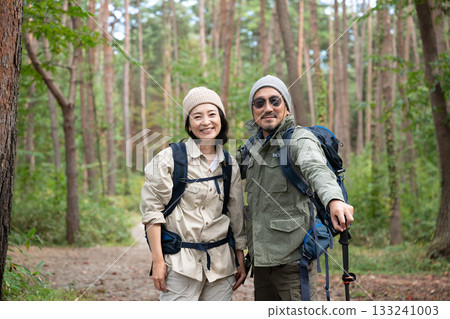 A couple hiking in Yatsugatake, Yamanashi A couple hiking in Yatsugatake, Yamanashi 133241003