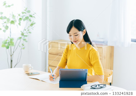 大學生在客廳上網課 133241928