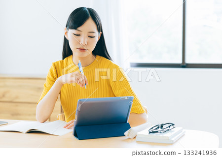 大學生在客廳上網課 133241936