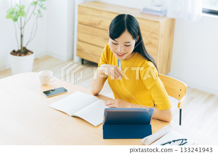 大學生在客廳上網課 133241943
