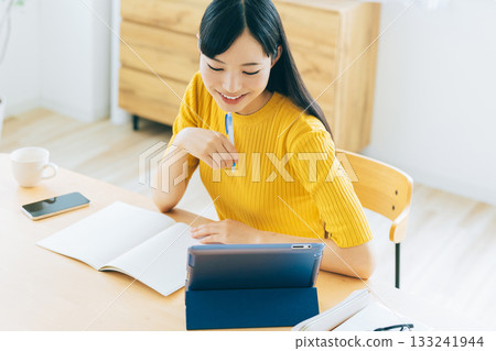 大學生在客廳上網課 133241944
