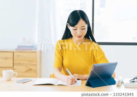 大學生在客廳上網課 133241945