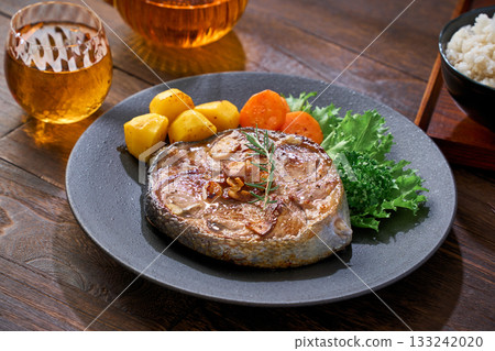 Garlic sauteed tuna tail steak Garlic sauteed tuna tail steak 133242020