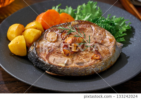 Garlic sauteed tuna tail steak Garlic sauteed tuna tail steak 133242024
