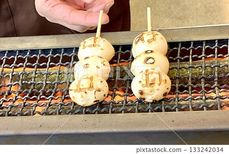 Charcoal grilled mitarashi dango 133242034