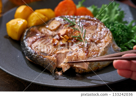 Garlic sauteed tuna tail steak 133242036