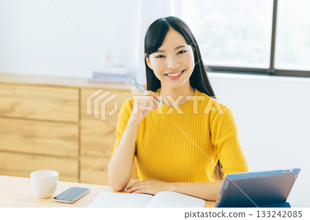 大學生在客廳上網課 133242085