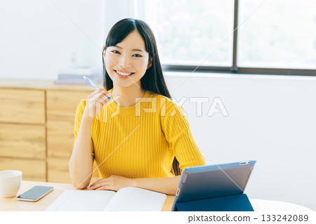 大學生在客廳上網課 133242089