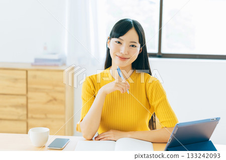 大學生在客廳上網課 133242093