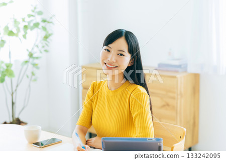 大學生在客廳上網課 133242095