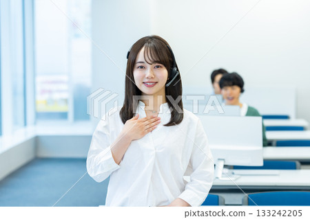 關於收入談話的運營商的一名年輕女子 133242205