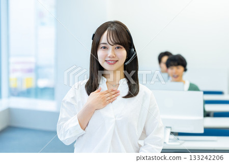 A young woman of an operator who talks on income 133242206