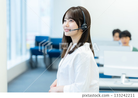 A young woman of an operator who talks on income 133242211