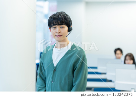 年輕男性操作員在對講機上發言 年輕男性操作員在對講機上發言 133242375