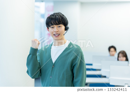 年輕男性操作員在對講機上發言 133242411