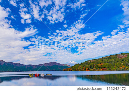 [Kanagawa Prefecture] Motohakone Port: A scene of a swan boat being pulled on a calm lake 133242472
